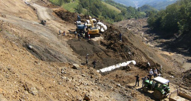Život se polako vraća u Željezno Polje: Teške mašine danima spajaju isprekidanu cestu