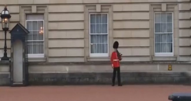 Pripadnik britanske straže zabavljao turiste, plesao i izvodio piruete