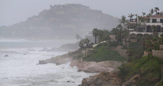 Broj mrtvih se popeo na  339 ljudi: Uragan Matthew sada hara Floridom, proglašeno vanredno stanje