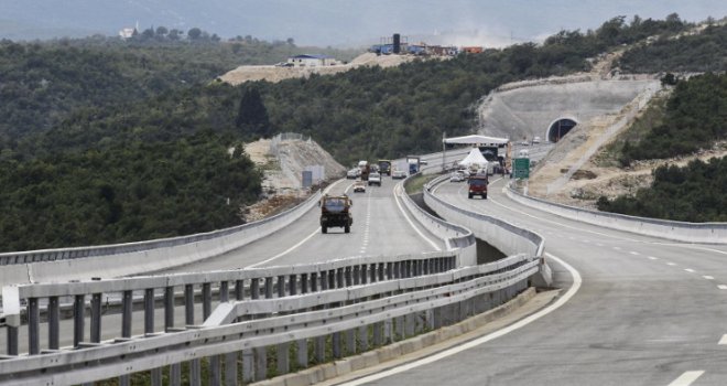 Ako idete na put, ovo trebate znati: Ceste su klizave, a na ovim graničnim prelazima čeka se i do dva sata... 