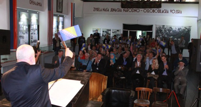 Mustafa Cerić se ispod Titove biste obratio simpatizerima i poručio: Tu sam da šokiram!