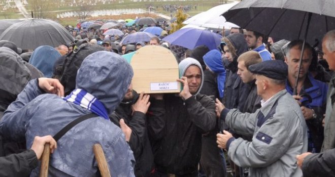 Ukopan Mirza Raščić, u mezar ga spustili njegovi Manijaci