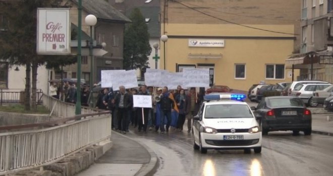 Obespravljeni radnici konfekcije 'Borac' krenuli pješice prema Novom Travniku, blokirat će rad porezne uprave