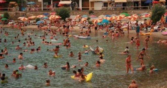 Neum nakon ramazana puca po šavovima: Došli gosti iz Republike Srpske, sve više stranaca