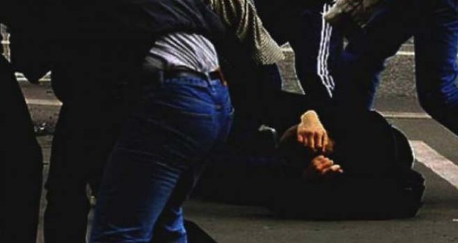 Dok se vraćao kući s djevojkom, napali su ga i udarali ciglama kao čopor, te polomili kosti lica