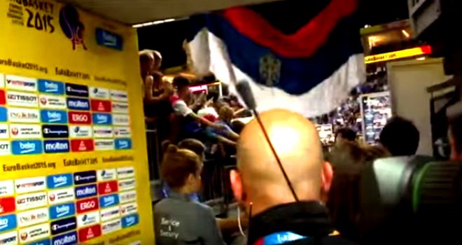 Skandal koji je šokirao cijelu Srbiju: Crnogorac na Eurobasketu divljački poderao srpsku zastavu!