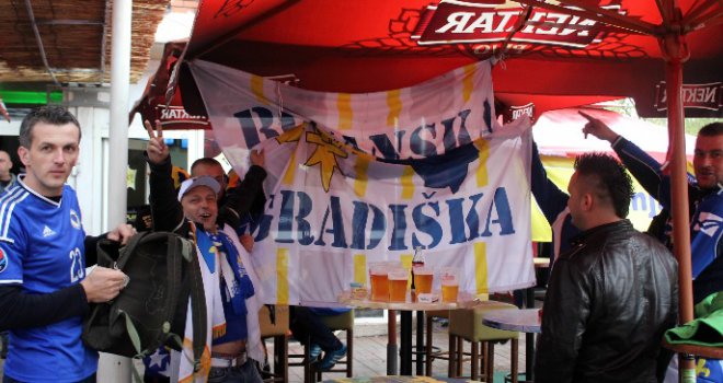 Pjesma, dobre vibracije i ćevapi: Ni kiša ne može zaustaviti najvjernije navijače da večeras budu uz Zmajeve