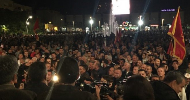 Crnogorski novinar očajnički traži djevojku sa protesta: 'Bila je anđeo, sve je bilo nestvarno, nadrealno!'