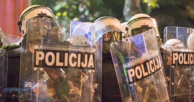 Uhapšeni poslanici DF-a pušteni na slobodu, Front optužio vlast da je izazvala nerede na protestu