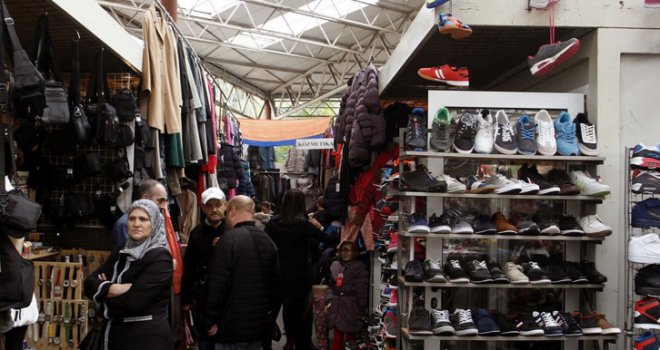 Radnici zapečaćenih radnji na Otoci izašli na ulicu: Mi živimo od ovog, recite šta da radimo!