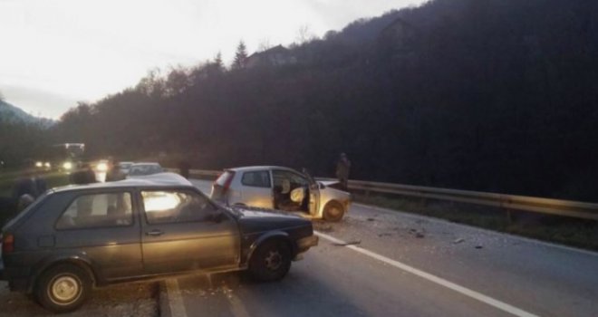 Teška saobraćajna nesreća: Jedna osoba poginula, četiri policajca povrijeđena