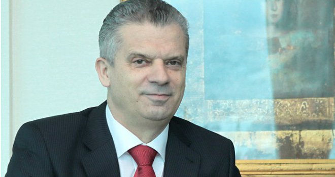 Spjevana pjesma podrške Radončiću: 'Eh što nemam mač, i konja bijeloga, da preskočim bedeme...'