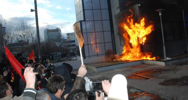 Epilog sukoba u Prištini: Zapaljeni policajci, povrijeđeni novinari, pohapšeni demonstranti... 