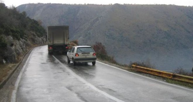 Vozači oprez: Smanjena vidljivost zbog magle na dionicama u kotlinama i uz riječne tokove