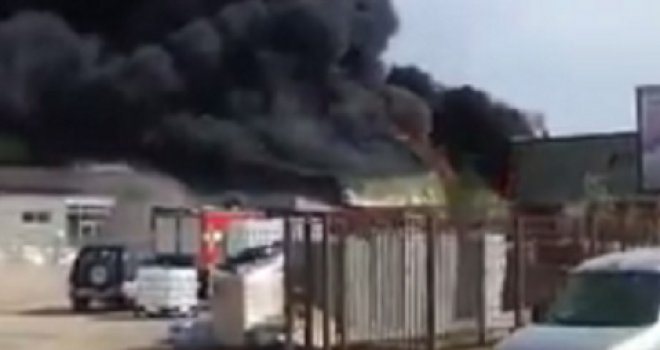 Ugašen veliki požar u Sanskom Mostu: Vatra progutala skladišta