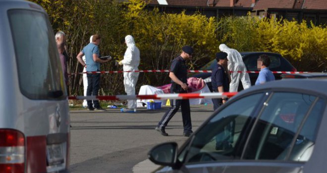 Sandžaklija lovačkim nožem pred tržnim centrom ubio suprugu i njenu sestru pa ih šutao nogama