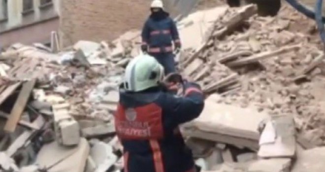 Srušila se petospratnica u centru Istanbula: Ljudi se razbježali u panici!