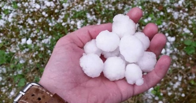 Karaula: Od leda pucale šoferšajbe na automobilima