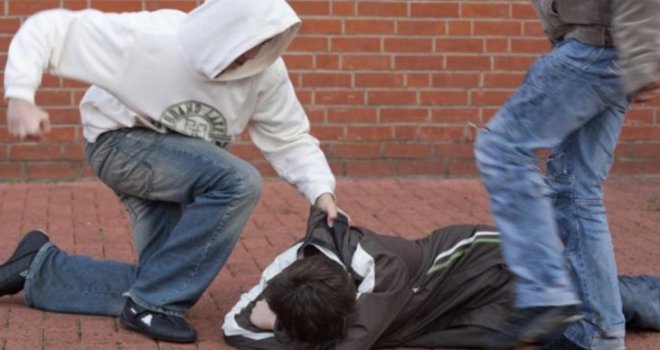 Bh. svakodnevica: Palicom i šakama pretukli mladića, a onda se potegao i pištolj...