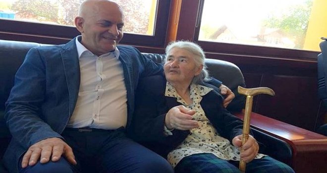 Baka iz Doboja taksijem došla u Kalesiju kako bi upoznala gosta 'Zabranjenog Foruma'