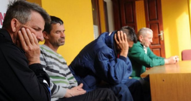 Niko ni da trepne: Radnici Tuzla Kvarca odlučili da se zatvore u fabriku i sebi iskopaju grobove!