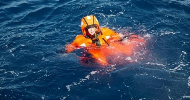 Pogledajte 'suosjećajan' potez norveške ministrice: Skočila u more da bi 'bolje razumjela izbjeglice'!