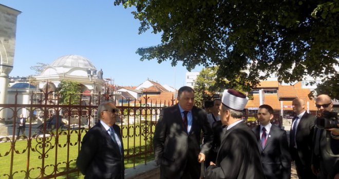 Predsjednik RS obišao džamiju: Dodik poklonio ćilime za novoizgrađenu Ferhadiju