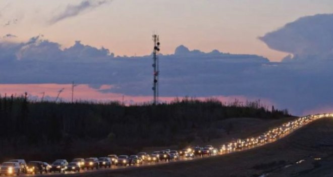 Šumski požari još bukte: Kanadske spasilačke ekipe počele evakuaciju avionima iz provincije Alberta