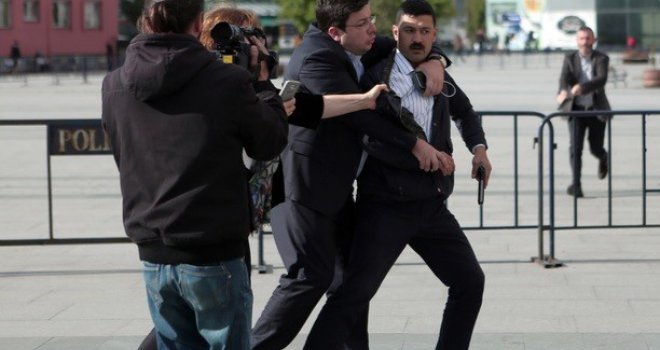 Pokušaj ubistva poznatog novinara pred TV kamerama- život mu spasila supruga!