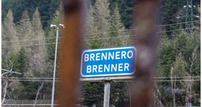 Haos na prelazu Brenner: Sukob demonstranata i policije, pršte kamenice, dimne bombe i suzavci