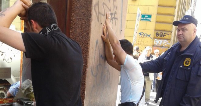 Inspektor se zadesio u tramvaju: Uhvaćeni džeparoši koji su pokrali starca