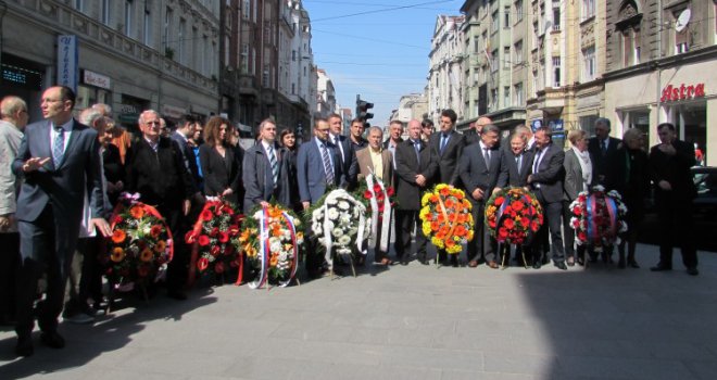 Polaganje cvijeća kod Vječne vatre povodom Dana pobjede nad fašizmom