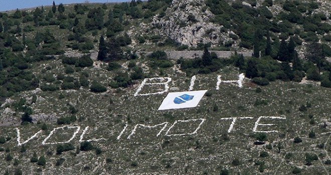 U Mostaru osvanula zastava sa ljilljanima uz natpis: 'BiH, volimo te'