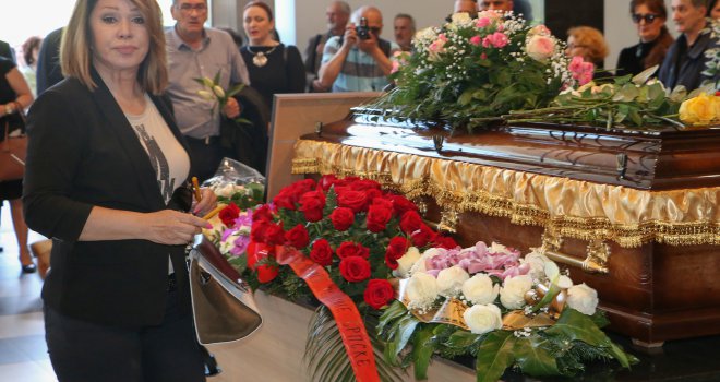 Jadranka Stojaković sahranjena sa gitarom: Brojni poštovaoci oprostili se od umjetnice