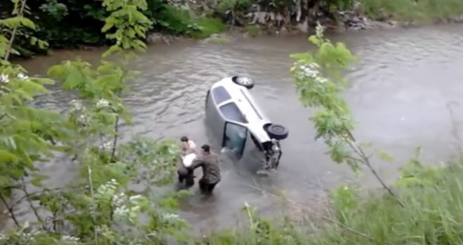 Dramatično spašavanje u Tuzli: Vojnici izvukli ženu koja je automobilom sletjela u Jalu