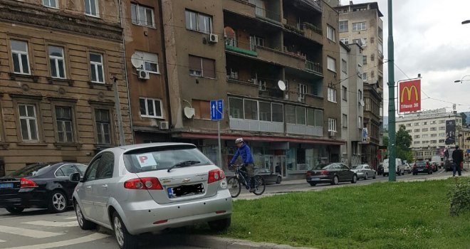 Udes u centru Sarajeva: Zabio se autom u semafor...