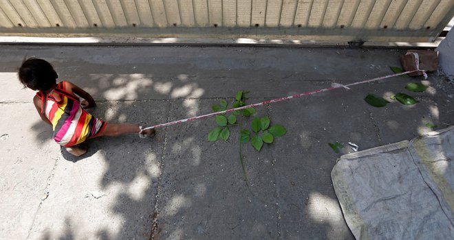 Fotografija koja će vam slomiti srce: Djevojčica vezana za kamen čeka roditelje s posla