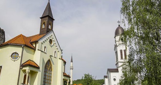 U šta i koga (ne) vjeruju bh. građani: 70 % uopće ne prati politiku, povjerenje se daje vjerskim zajednicama i policiji...