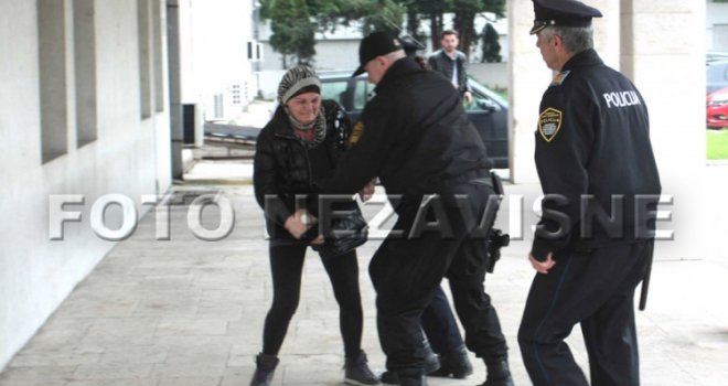 Drama u Sarajevu: Posula se benzinom ispred zgrade Vlade Federacije  