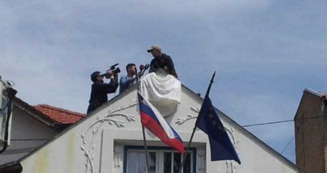 Drama u Sarajevu: Redžep Bajramović popeo se na krov zgrade Ambasade Slovenije i prijetio da će skočiti