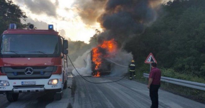 Gorio autobus koji je prevozio učenike iz BiH na ekskurziju