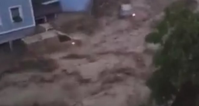 Haos u Njemačkoj: Blatna bujica zastrašujućom brzinom nosila sve pred sobom