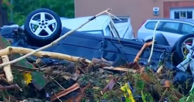 Četiri osobe poginule u velikim poplavama u Njemačkoj: Automobili i namještaj plutaju ulicama