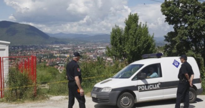 Strava na Mojmilu: Prolaznici pronašli obješenog muškarca u šadrvanu u parku!