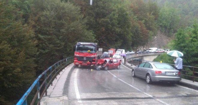 Stravična saobraćajna nesreća: Automobilom podletjeli pod šleper, dvije osobe teško povrijeđene