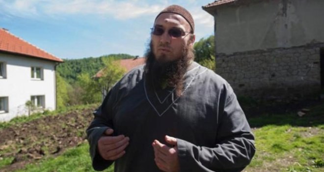 Iz Gornje Maoče poručili: Džamije IZ su prazne, a kafane pune...ako nas zatvore, klanjaćemo na parkingu!