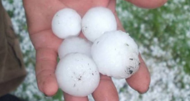 Ispaljeno 78 protivgradnih raketa: Jak grad pogodio veliki broj gradova u RS