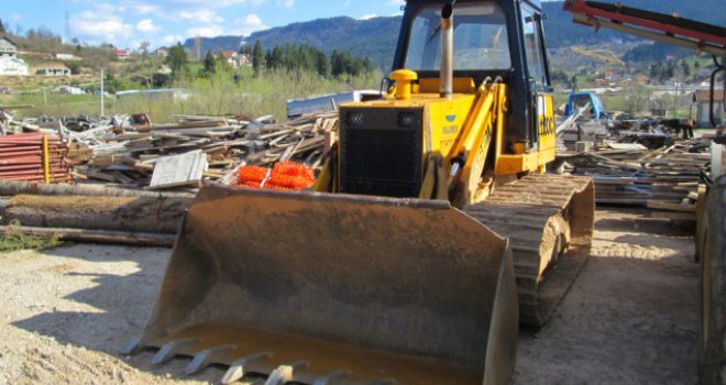 Ugašen još jedan radnički život: 55- godišnjak sa gusjeničarom skliznuo u provaliju