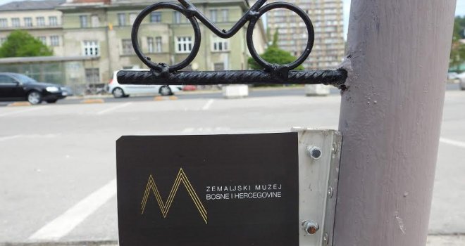 Otvoreno parkiralište za bicikle danas ispred Zemaljskog muzeja BiH