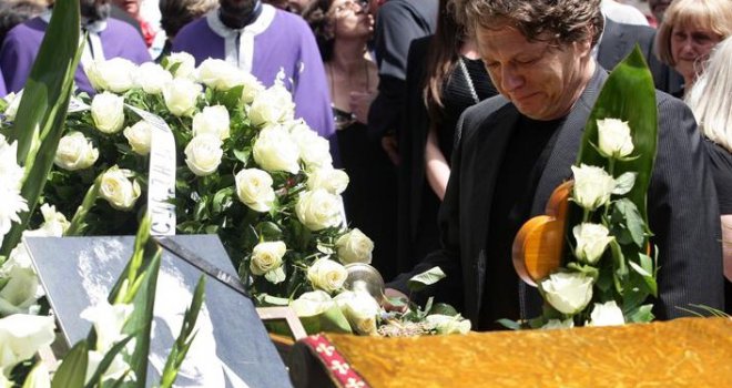 Pomogao porodici najboljeg prijatelja: Dragan Bjelogrlić isplatio ogromni kredit glumca Milorada Mandića Mande